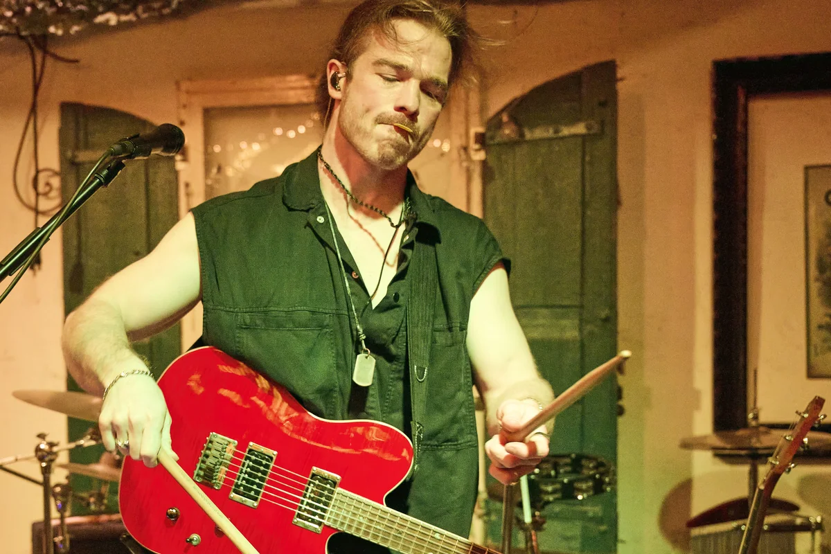 Lars Heermeier mit E-Gitarre und Keyboard beim Loopstation-Auftritt
