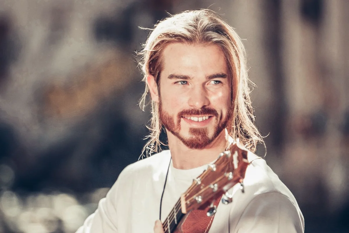 Lars Heermeier mit akustischer Gitarre im Freien