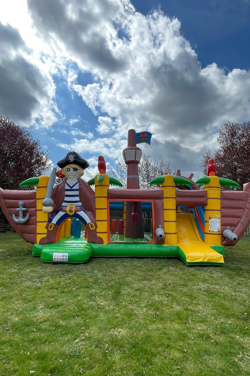 Piratenschiff-Hüpfburg Seitenansicht